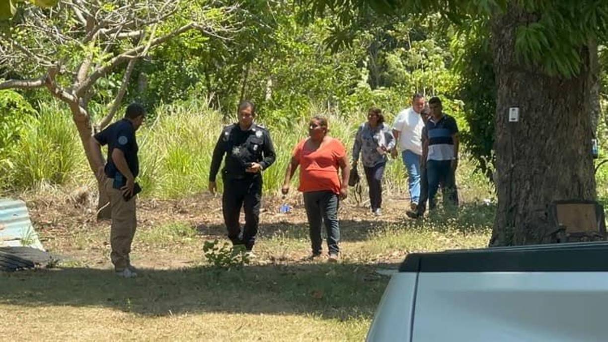 Según los primeros informes, el cadáver de Lizbeth fue encontrado en un terreno detrás de la casa de su pareja sentimental, quien ha sido detenido como presunto responsable del crimen.
