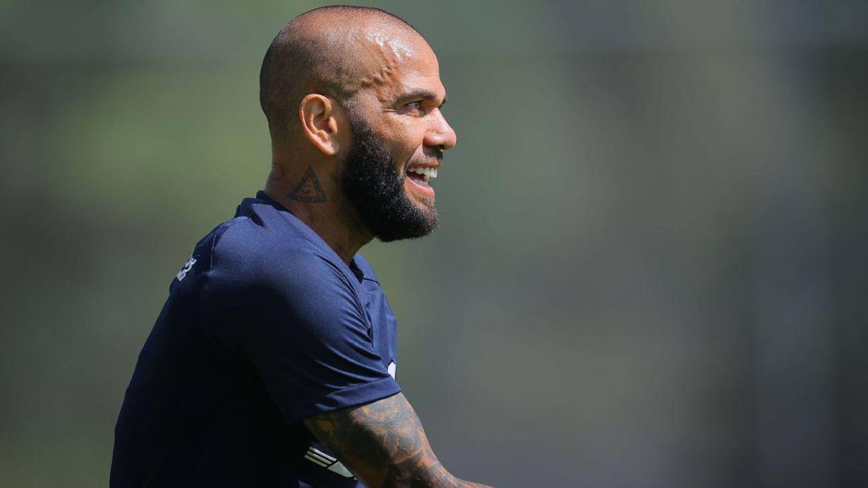 Se trata de un brasileño, de nombre Coutinho que ya conocía a Alves. El ahora compañero de celda del futbolista, trabajó muchos años en el control de accesos de discotecas de Barcelona, entre ellas Sutton, y porque Ronaldinho lo tuvo contratado de guardaespaldas.