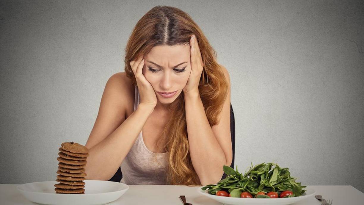 <b>10. Desconexión emocional:</b> Pueden mostrar signos de desconexión emocional, ya que están más preocupados por lo que sucede en el mundo digital que por sus interacciones cara a cara.