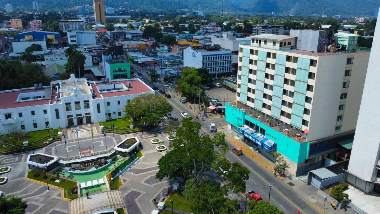 La pandemia dio el tiro de gracia al emblemático hotel situado en la primera calle, frente al parque central, luego de hacer frente a varios obstáculos, finalmente el 15 de noviembre de 2020 cerró sus puertas.