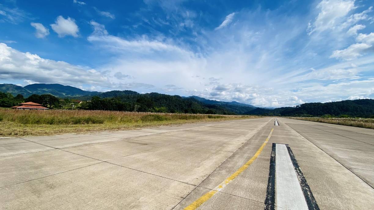 La pista de aterrizaje, aunque muestra rastros de haber sido recorrida por vehículos, está en buenas condiciones. 