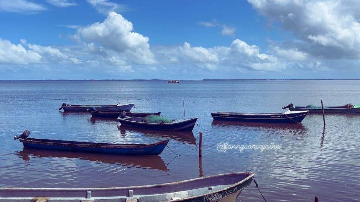 No todo el mundo anda en pipante, lancha o bote. En el sector carretera no. En la costa, podríamos decir que sí, porque la mayoría vive a la orilla de un río o en la costa, porque la mayoría vive de la pesca, bien sea, para el consumo o la pesca. Pero en donde no hay agua, la gran mayoría se moviliza en motocicleta.