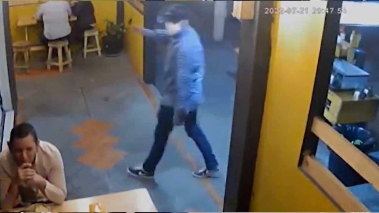 El uniformado al percatarse del hecho y al ser señalado con un arma por uno de los antisociales inició el cruce de balas.