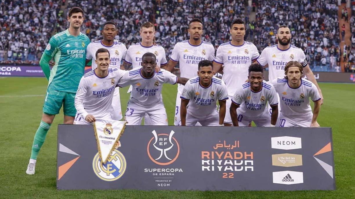 El 11 titular del Real Madrid posando para la foto del recuerdo antes del partido.