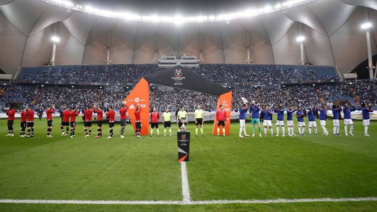 Los jugadores de Athletic Club Bilbao y Real Madrid en la cancha del estadio Internacional King Fahd antes del inicio del partido.