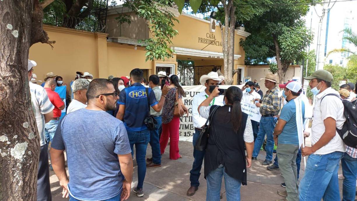 Decenas de manifestantes, pobladores de ese trinomio de municipios de Lempira, se organizaron con el objetivo de exigir la construcción del tramo carretero. 