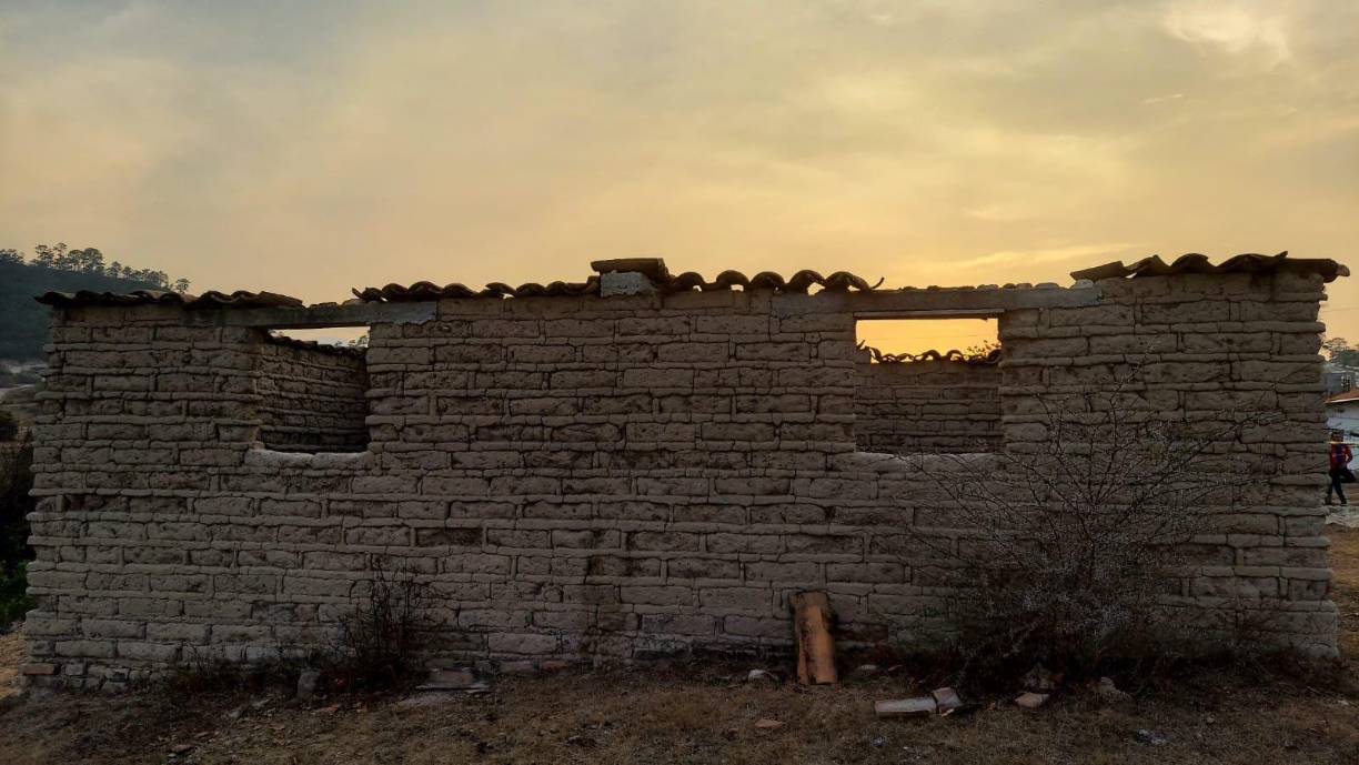 Se supo que los dos sujetos fueron detenidos, pero uno de ellos se saltó de la patrulla y se dio a la fuga.