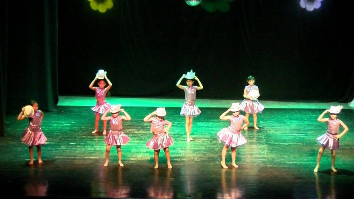 Las alumnas de esta prestigiosa academia demostraron su talento y dedicación a través de una variedad de disciplinas de baile y artes marciales.