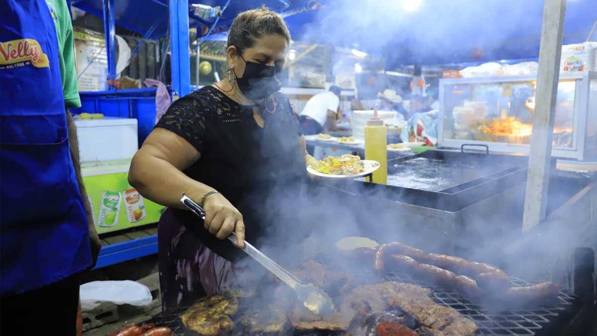 Uno de los lugares preferidos es la zona de venta de comidas.