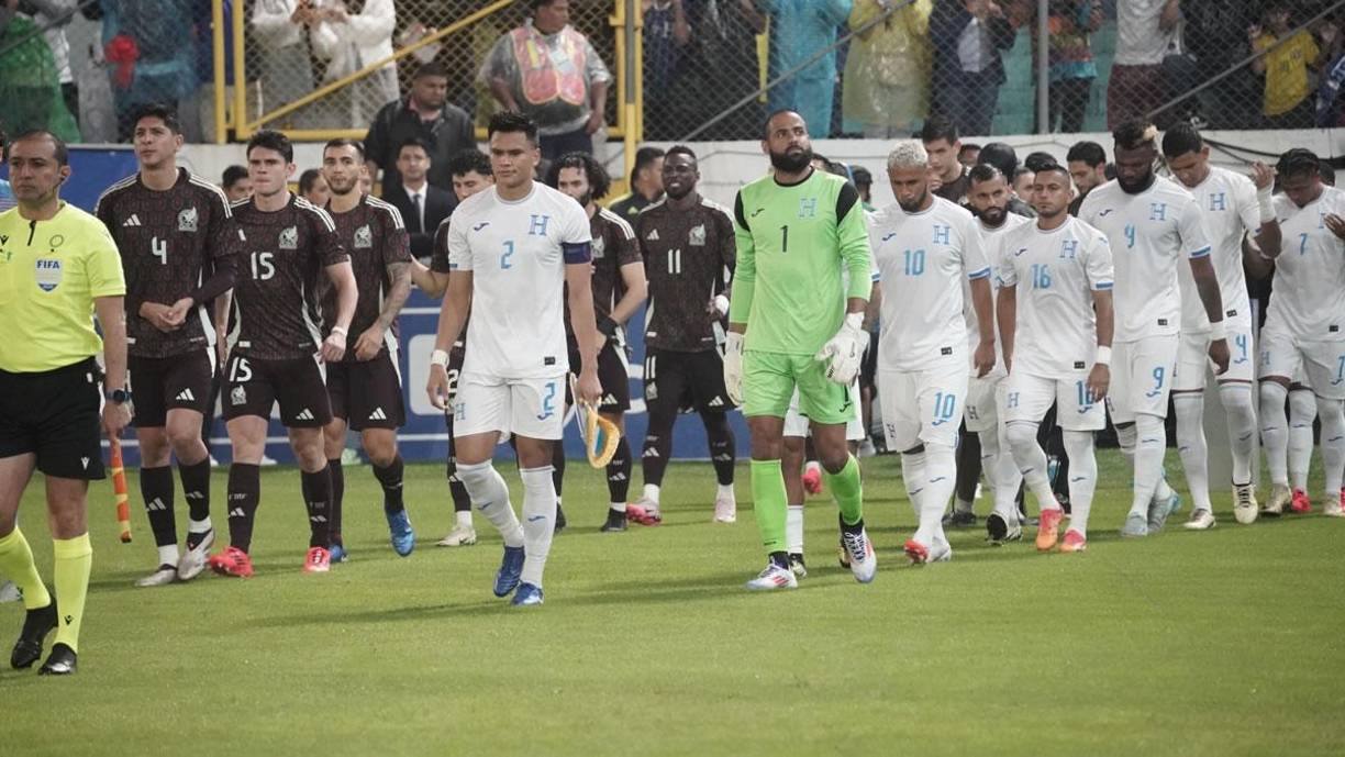 La salida de los jugadores de la selecciones de Honduras y México a la cancha del estadio Morazán.