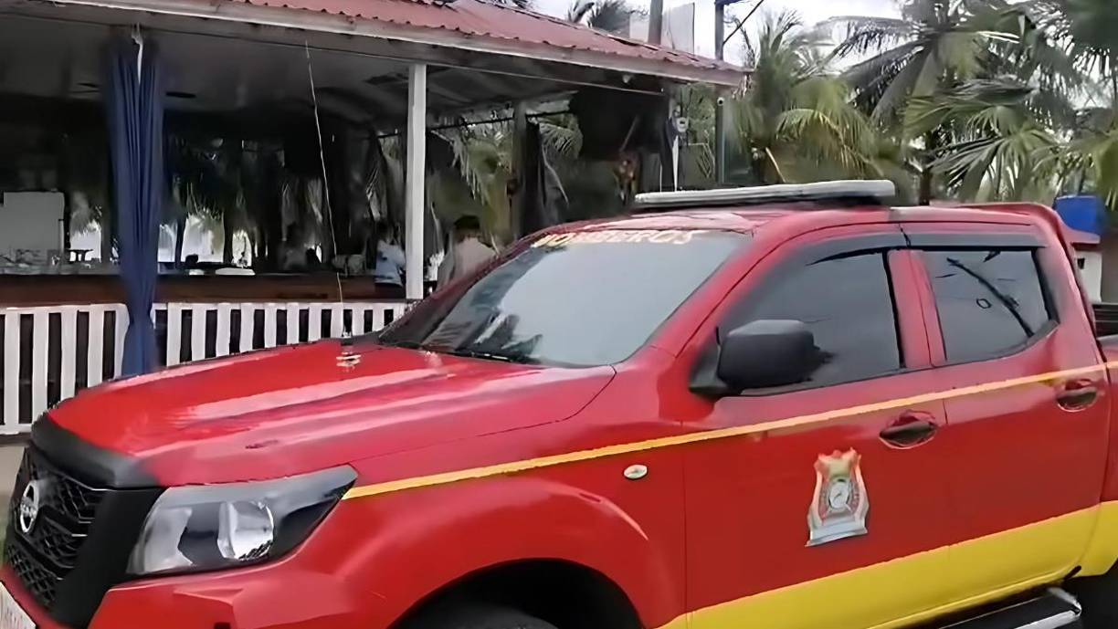 Además, se procedió a evacuar a los bañistas que se encontraban en el lugar.