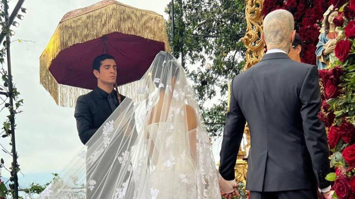 La fundadora de Poosh se ha encargado de desvelar algunos de los detalles de su gran día publicando una serie de imágenes en Instagram en las que aparece besando a Travis en el altar después de intercambiar sus votos y que han desvelado además que su madre Kris Jenner fue la encargada de acompañarla de camino al altar.