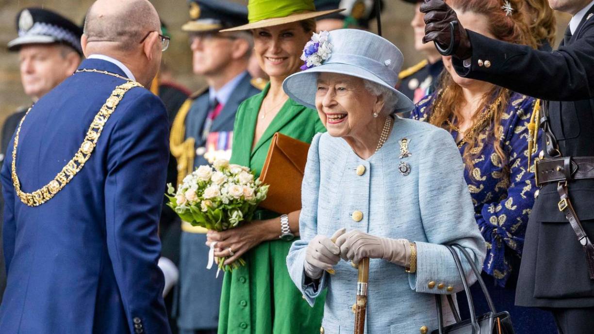 Monarca constitucional, jefa de Estado con un papel ceremonial y estrictamente apolítica, la reina nombraba al primer ministro surgido de la mayoría parlamentaria, firmaba formalmente las leyes aprobadas por el Parlamento (desde 1708 no se ha negado nunca el consentimiento real) y los nombramientos oficiales. 