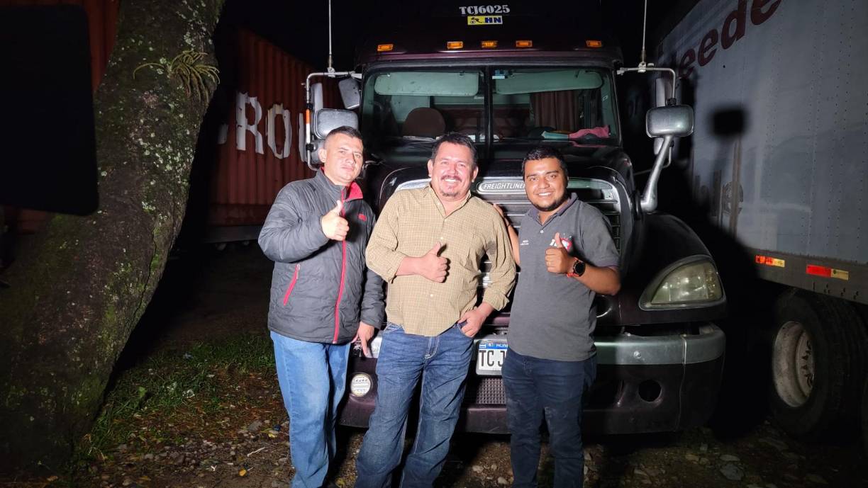 Gracias a las imágenes, su esposa, sus tres hijos y su madre pudieron ver cómo arriesgó su vida para salvar a los ocupantes del autobús. “Mi mamá me llamó llorando y me dijo: ‘hijo, sos un héroe’”, recordó Elías, lleno de orgullo.