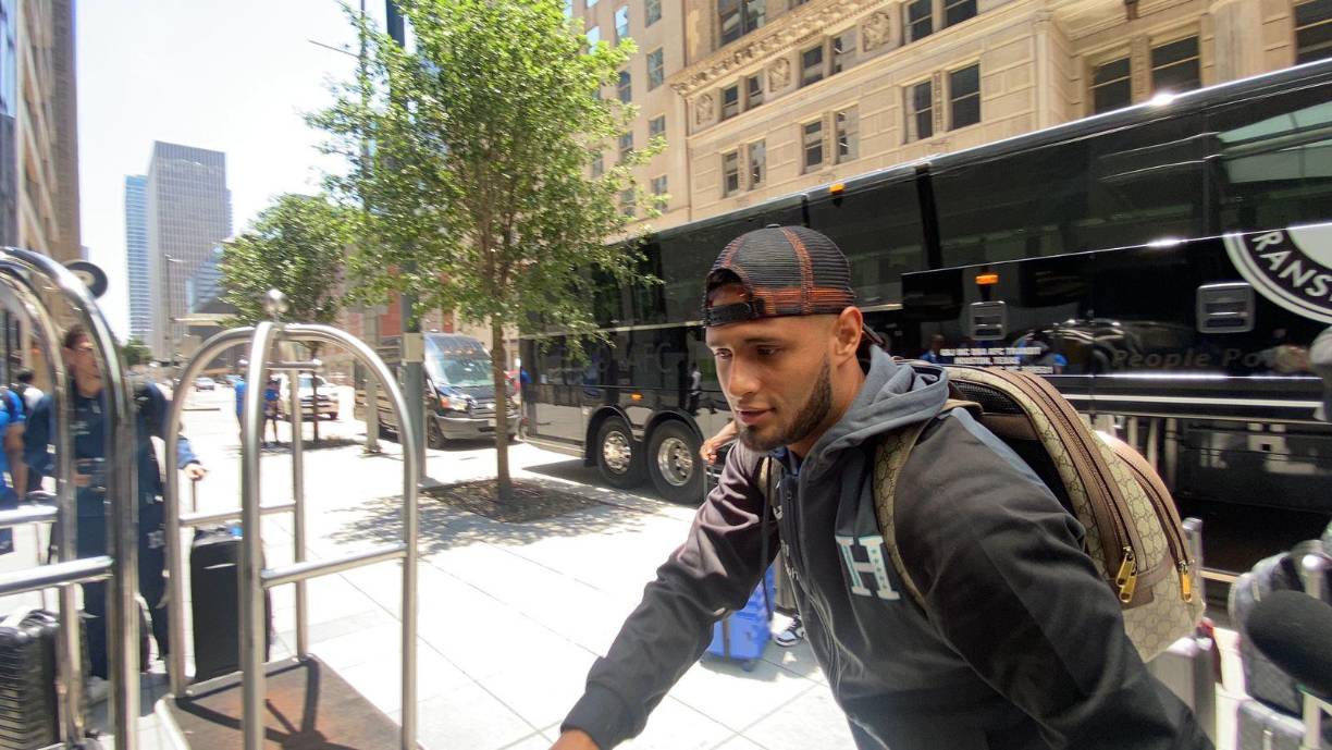 Alex López fue uno de los primeros en bajarse del autobús e ingresar al hotel.