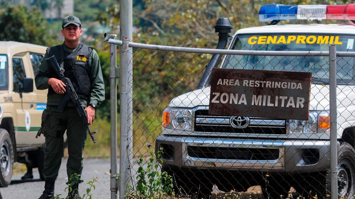 Según la ONG Foro Penal, en Venezuela hay 1.877 «presos políticos», de los cuales 1.715 son civiles y 162 militares de distintos cuerpos de la Fuerza Armada Nacional Bolivariana (FANB).