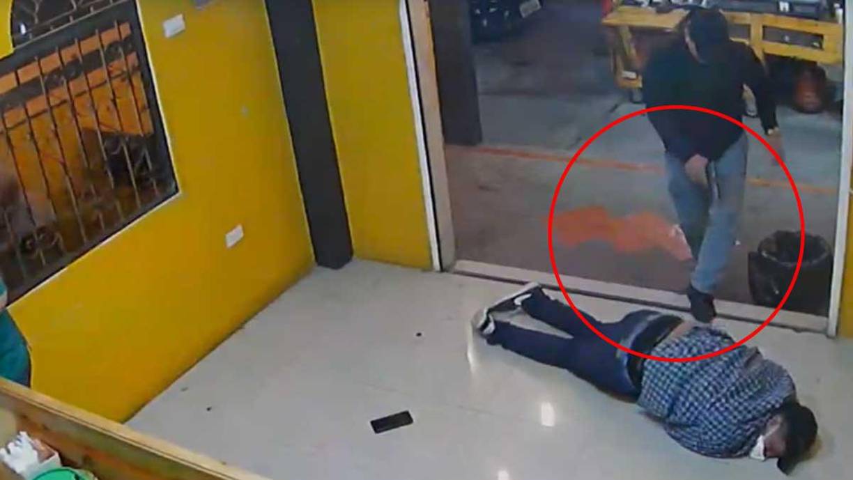 Dos asaltantes ingresaron con armas de fuego para robar. 