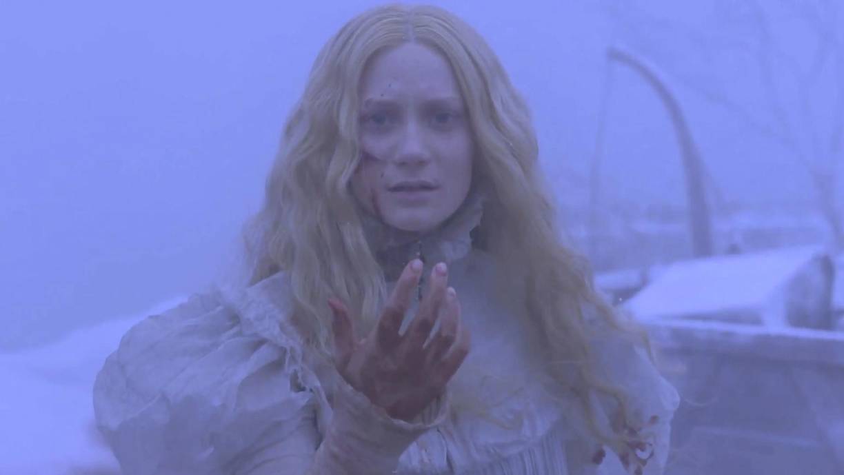 Del Toro rindió homenaje a las novelas góticas clásicas con ‘La cumbre escarlata’ (2015), una película que combina romance gótico y elementos sobrenaturales. Ambientada en la Inglaterra del siglo XIX, la historia sigue a una joven que es visitada por el fantasma negro y desfigurado de su madre en una mansión levantada sobre tierras rojizas, que se convierte en un símbolo de la historia familiar y sus oscuros secretos. Durante el invierno, estas tierras se cubren de una espesa capa de nieve, aislando a la joven y enfatizando su vulnerabilidad en un entorno bellamente inquietante. Del Toro cuidó hasta el más mínimo detalle para que la casa fuera “una criatura viva que respira y se desmorona, llena de secretos”.