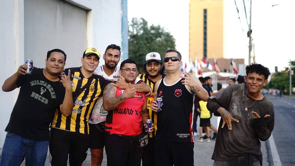 Ambientazo y lindas chicas en el Morazán con el Real España-Alajuelense por Liga Concacaf