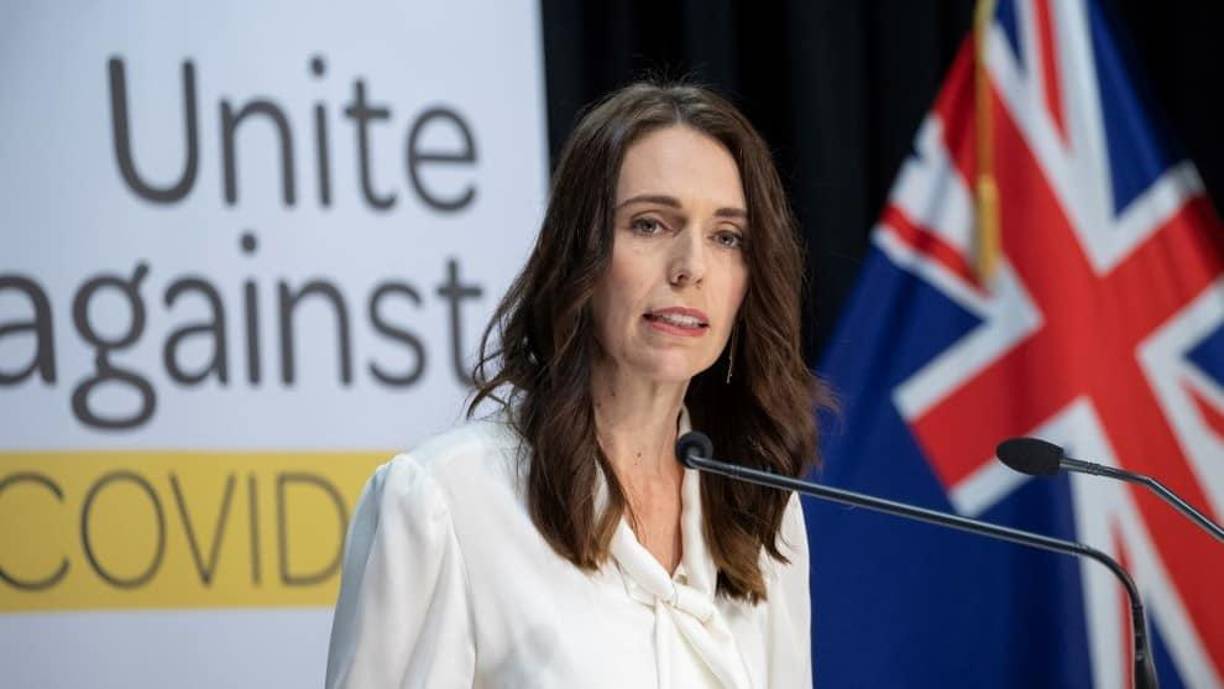 Otra de las “millenials” que ha adquirido mucha notoriedad en los últimos tiempos es la neozelandesa Jacinda Ardern, admirada por su gestión durante los primeros meses de la pandemia y por compatibilizar su maternidad con el cargo.