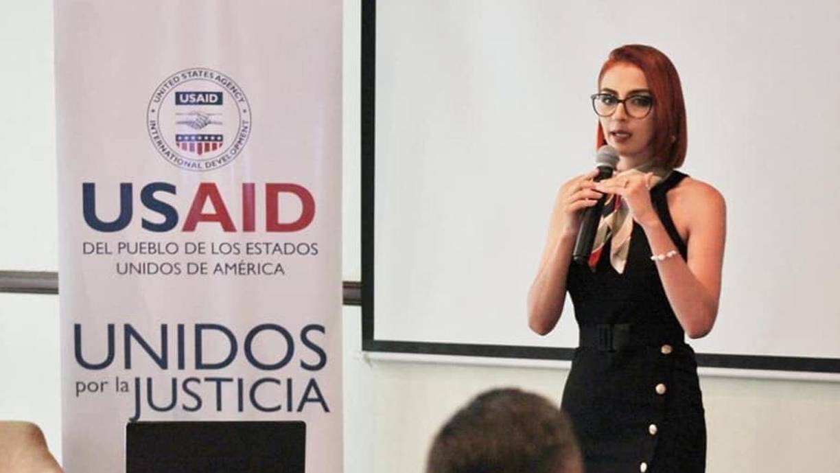 “Históricamente el cargo de gobernador siempre se ha tomado como una figura decorativa, pero en mi caso me rehúso solo a cortar cintas y a hacer acto de presencia en los eventos”, dijo.