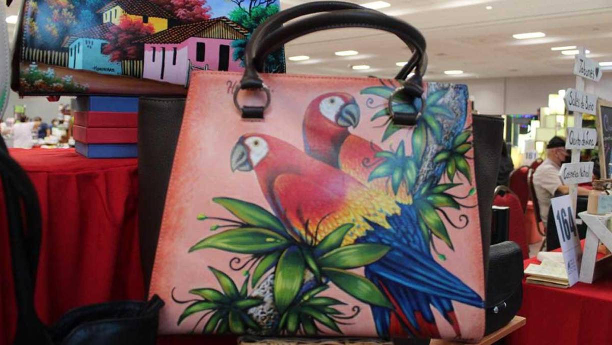 Las primeras exposiciones se desarrollaron bajo carpas blancas y al aire libre.