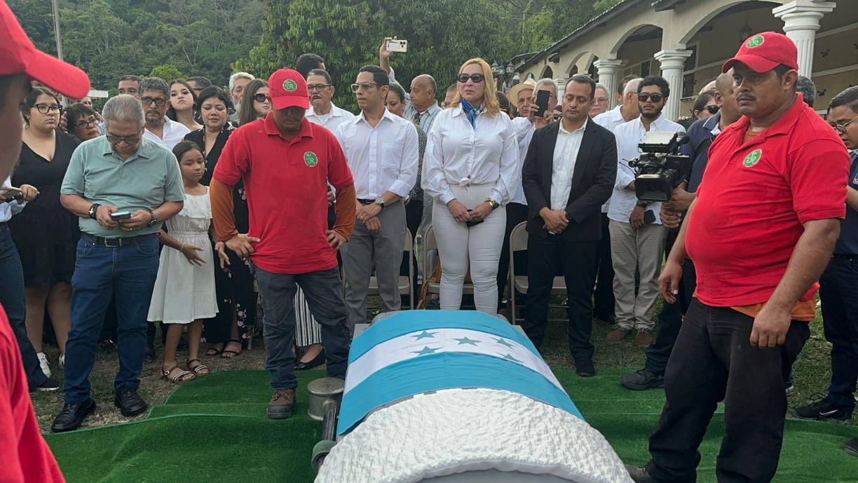 Su esposa, Jemima de Canelas, y otros familiares, observan el ataúd del cantautor antes de su entierro. 