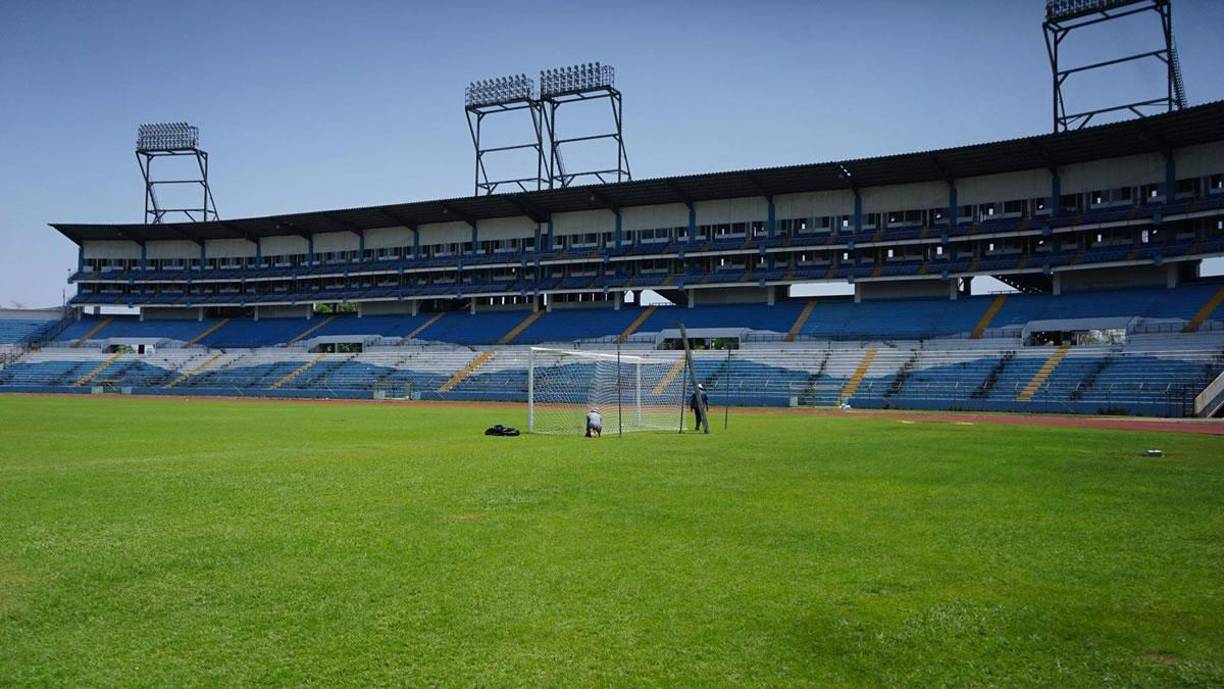 Por la mañana se hizo el recorte de la grama del estadio Olímpico con máquina, según la medida que la Concacaf establece.