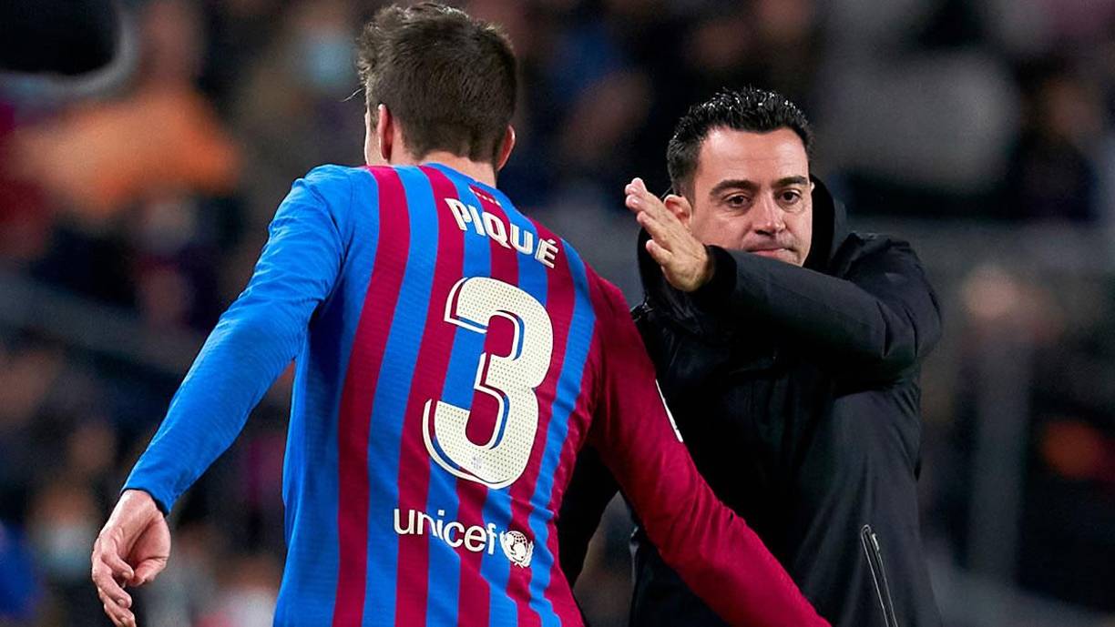 Su promesa a Xavi Hernández - El entrenador le dijo a Piqué que de cara a esta temporada su protagonismo iba a bajar porque, además, iba a fichar centrales. Gerard aceptó el reto y le dijo a Xavi que él quería seguir para competir con el resto de defensa y demostrarle al técnico que debía jugar porque era el mejor. Y dijo al equipo que si no lo lograba, se iría porque él no quería retirarse del Barça como un suplente habitual. No lo ha logrado y ahora ha decidido que lo mejor es dar un paso al costado.