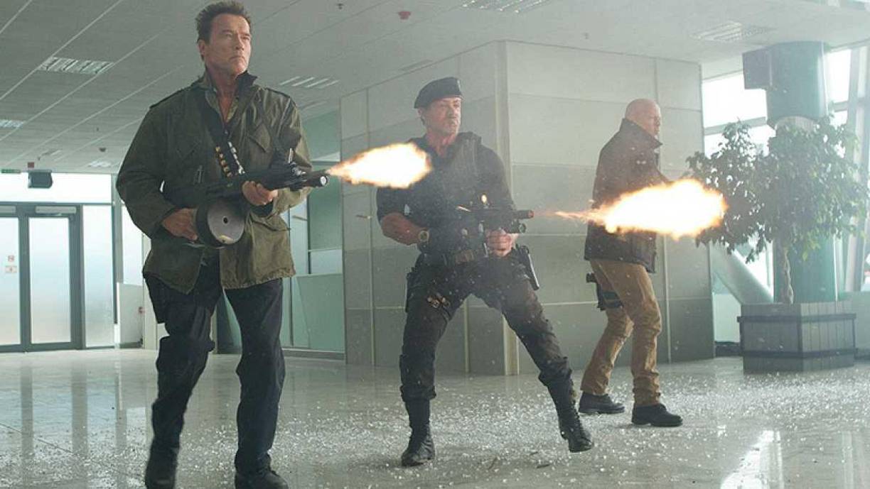 Los indestructibles 2 (2012): El Sr. Church (Bruce Willis) reúne a los mercenarios por lo que debería ser un trabajo fácil, pero uno de los hombres de Barney (Silvester Stallone) es asesinado y es ahí cuando el plan cambia y se llena de venganza para hacer pagar al asesino. Disponible en Netflix.