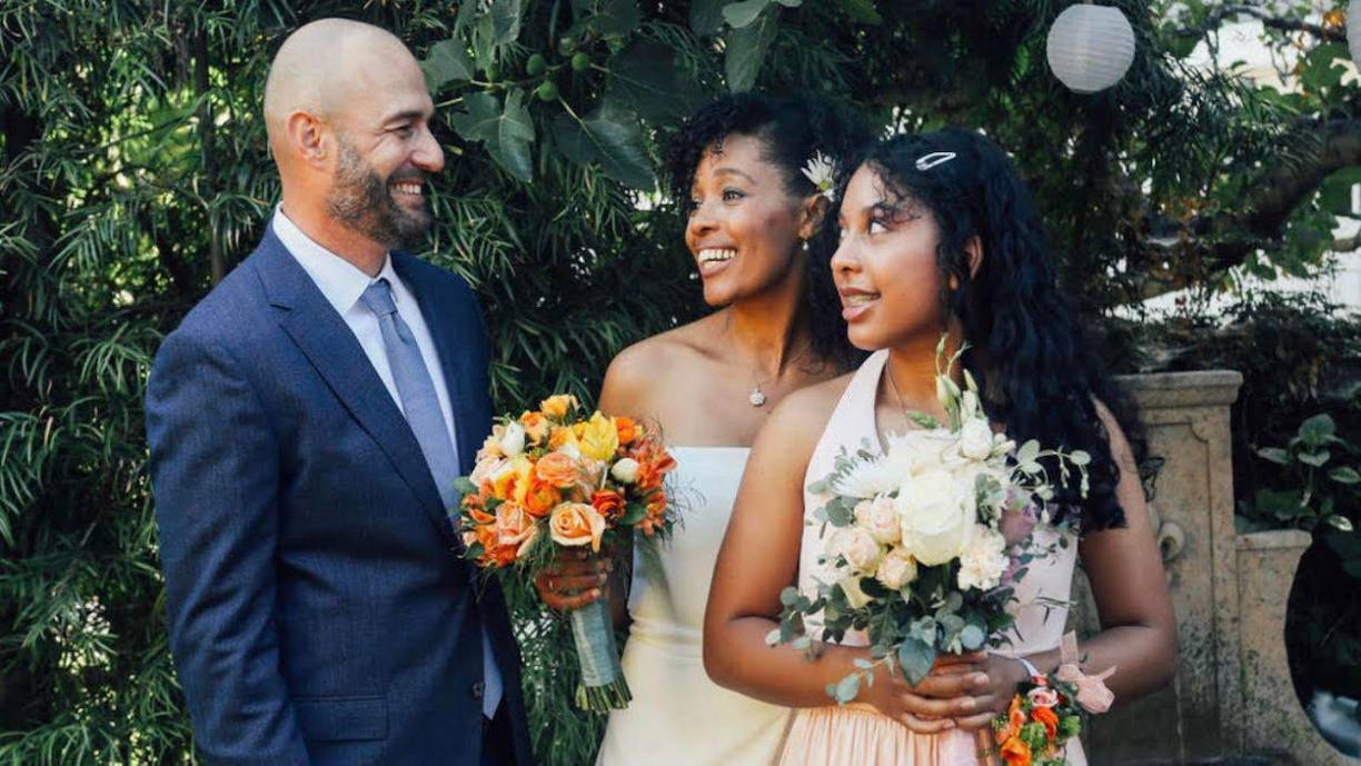 Foto de la vida real. Saro Gullo (que en la serie es Lino), Tembi Locke (Amy) y su hija Zoela (Idalya).