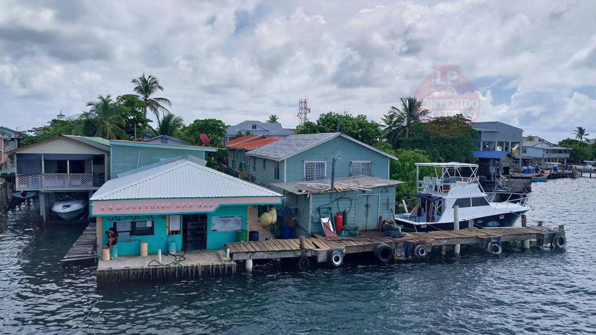 4. Evita desplazamientos: Si no es necesario, evita salir de casa, especialmente cuando el huracán se encuentre cerca. Aléjate de ríos, presas y áreas de inundación. 5. Refugios: Si vives en una zona de riesgo, sigue las indicaciones de evacuación y acude a un refugio temporal habilitado por las autoridades. 