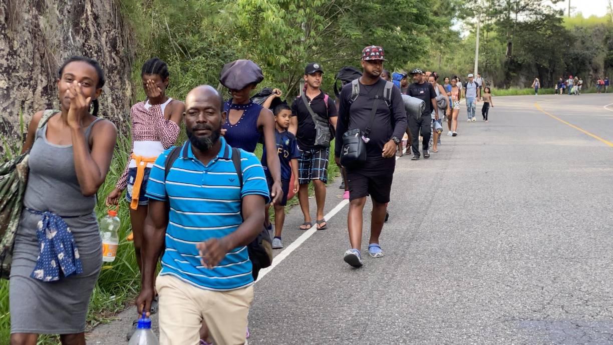 Ciudadanos haitianos, así como de otras nacionalidades, entregan su salvoconducto a autoridades migratorias pero al ser migrantes irregulares, en Guatemala se les prohíbe pasar por el punto fronterizo y deben cruzar por puntos ciegos.