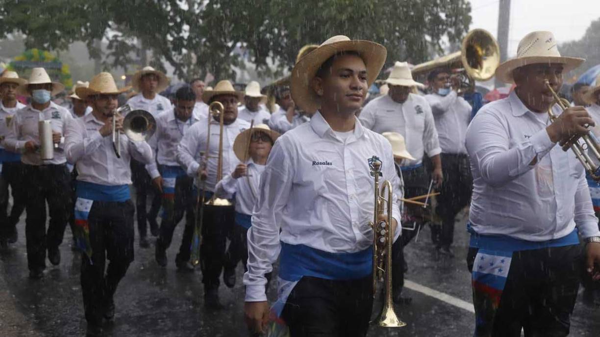¡Imparable! Lluvia sorprendió a sampedranos en el desfile de carrozas