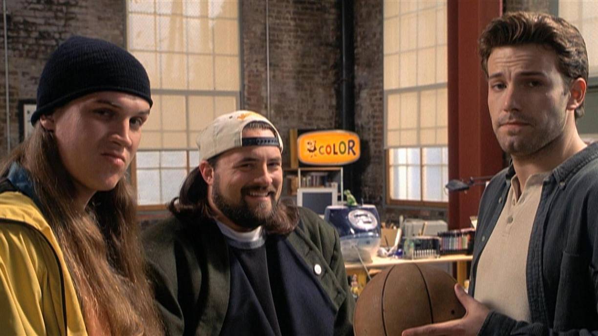 <b>“JAY AND SILENT BOB STRIKE BACK”</b> Es la quinta película de Kevin Smith, también ambientada en el reino de los Clerks, y Jay y Silent Bob vuelven a tomar el centro del escenario. Affleck aparece como él mismo, su personaje de “Good Will Hunting”, y como Holden de “Chasing Amy”. Damon aparece como él mismo y como Will Hunting. El extenso elenco de la película incluye a Carrie Fisher, Jon Stewart, Tracy Morgan y Alanis Morissette. Adams también repite su papel de Alyssa de “Chasing Amy”.