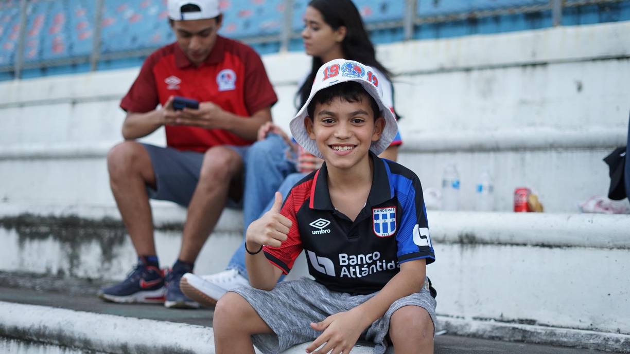 ¡Qué estilazo! Este pequeño llegó con toda la actitud al Olímpico para apoyar al Olimpia.