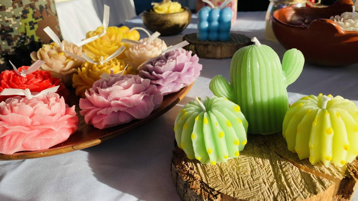 Artículos singulares elaborados a mano acaparan la atención de los visitantes en la Feria de Los Llanos, donde los artesanos hondureños destacan con sus iniciativas de negocio