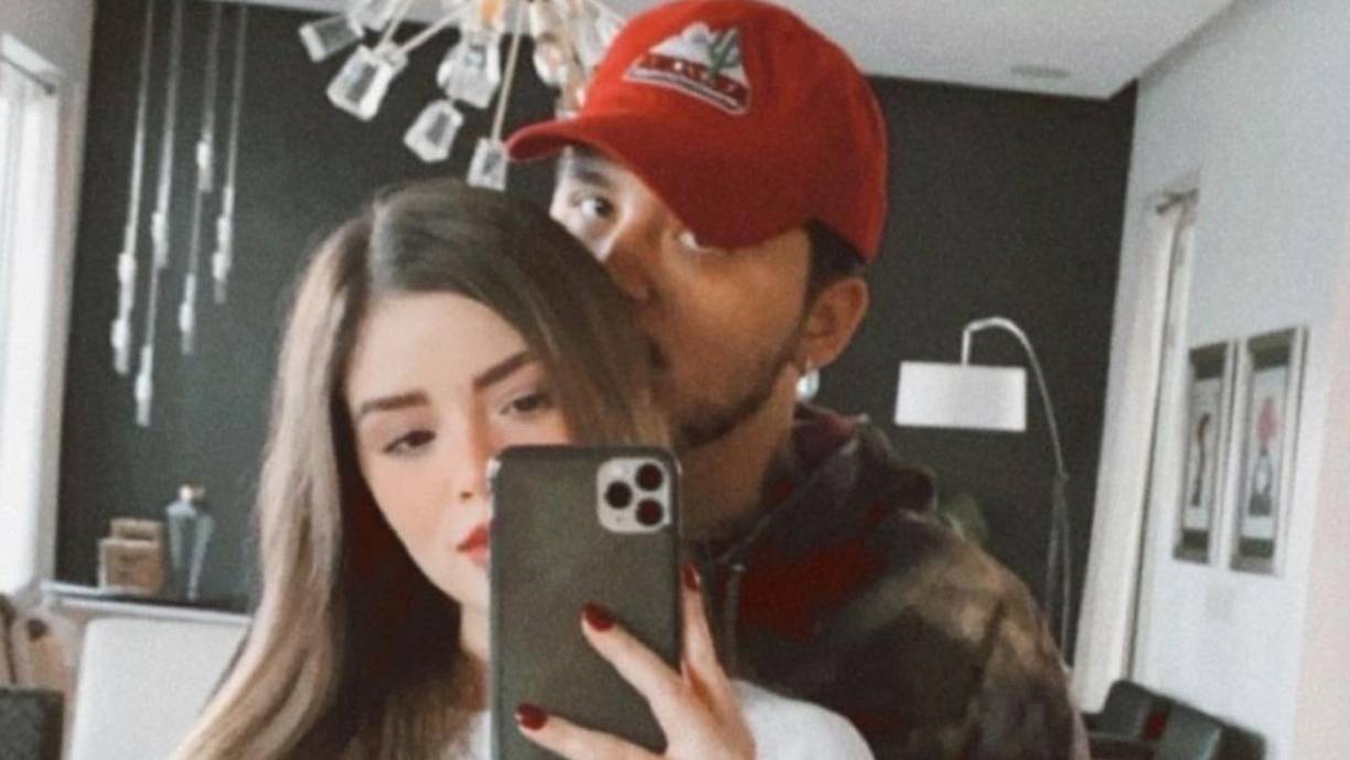 María Fernanda Guzmán. Poco tiempo después de haber terminado su romance con Estibaliz, Nodal comenzó a salir con María Fernanda Guzmán, con quien compartía varias imágenes en redes sociales. Su romance con la hija del ex futbolista Daniel “Travieso” Guzmán se mantuvo en 2019 y se especula que terminó porque Nodal se enamoró de su próxima novia.