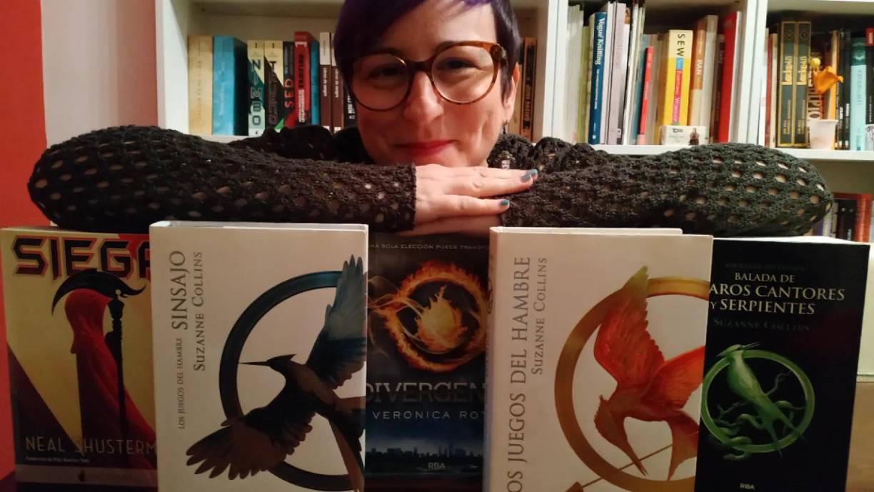 Del mismo modo, contando solo las ventas del primer libro, el número de ventas asciende a más de 20 millones de copias a lo largo del mundo, en total se han vendido más de 100 millones de copias de la trilogía y es que Suzanne Collins se posicionaba en 2022 en el puesto número 20 como autora con mayores ingresos en la historia, con un patrimonio que alcanzaba los 60 millones de dólares. 