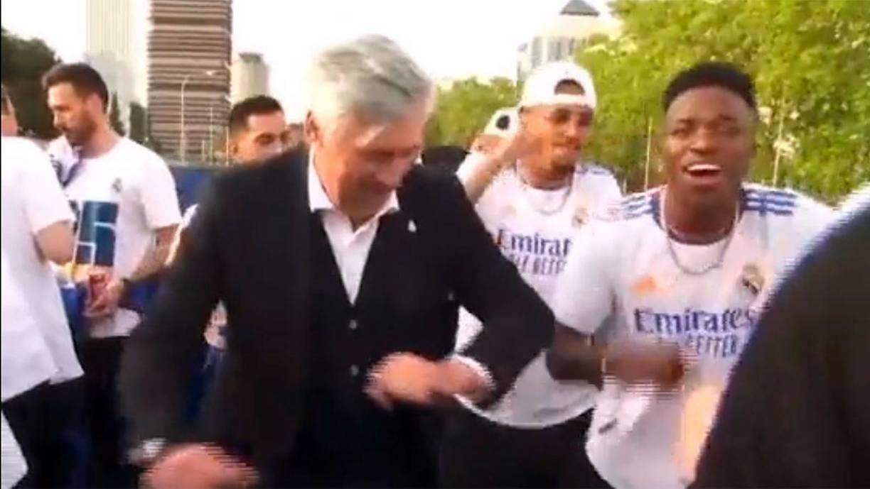 Carlo Ancelotti se hizo viral muy rápido con su baile en la fiesta del Real Madrid celebrando el título de la Liga Española.