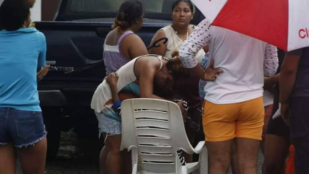 El individuo no ha sido capturado y la policía ha comenzado las indagaciones. Se investiga el móvil de una venganza personal entre el asesino y su primo, padre y esposo de las víctimas.