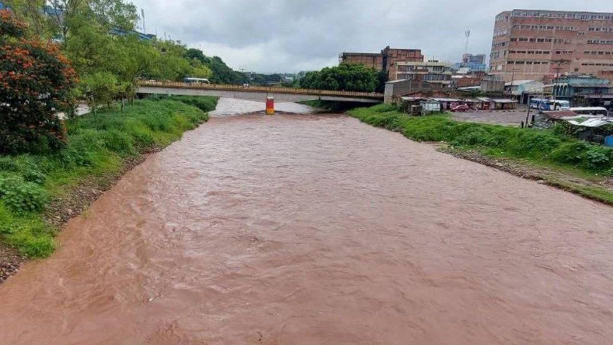 <b>Río Choluteca: </b>Mide unos 349 km y pasa por Tegucigalpa, la capital, y otras áreas del departamento de Choluteca y Valle. Durante el huracán Mitch en 1998, causó grandes inundaciones en Tegucigalpa y sus alrededores, provocando la destrucción de puentes y la pérdida de muchas vidas.