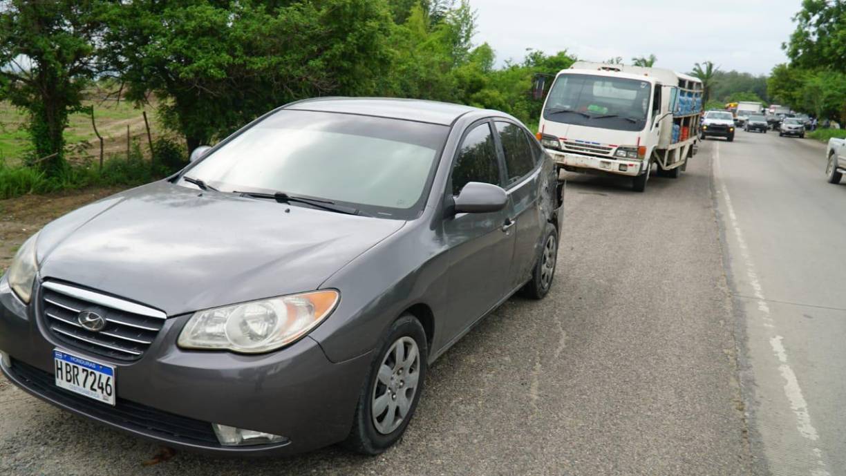 Un tercer vehículo, un turismo Hyundai Elantra recibió un golpe a un costado de la parte trasera.