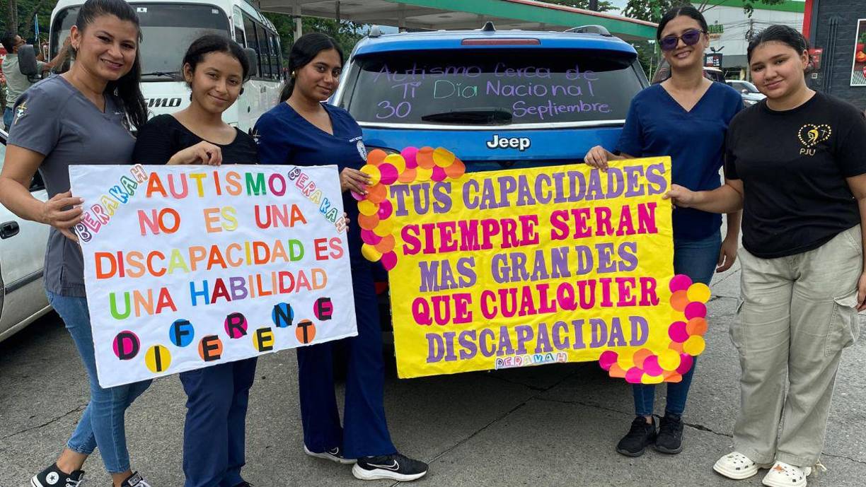 6) Muchas personas con autismo son extremadamente sensibles a estímulos sensoriales como luces brillantes, sonidos fuertes o ciertas texturas. Por eso las personas deben ser empáticas y respetuosas con ellos.