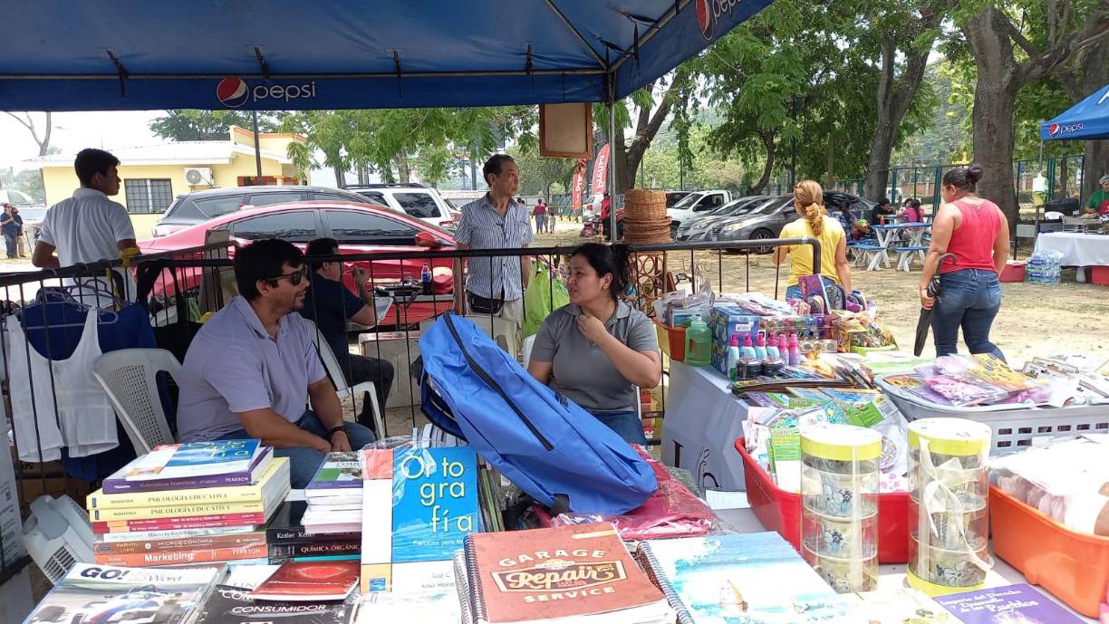 Julisa Cartagena vende útiles y libros.