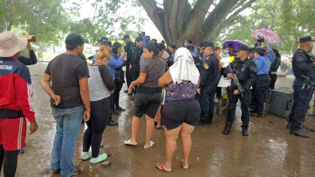 Los migrantes que llevan más de un mes en los parques y calles de Danlí van hacia Estados Unidos.