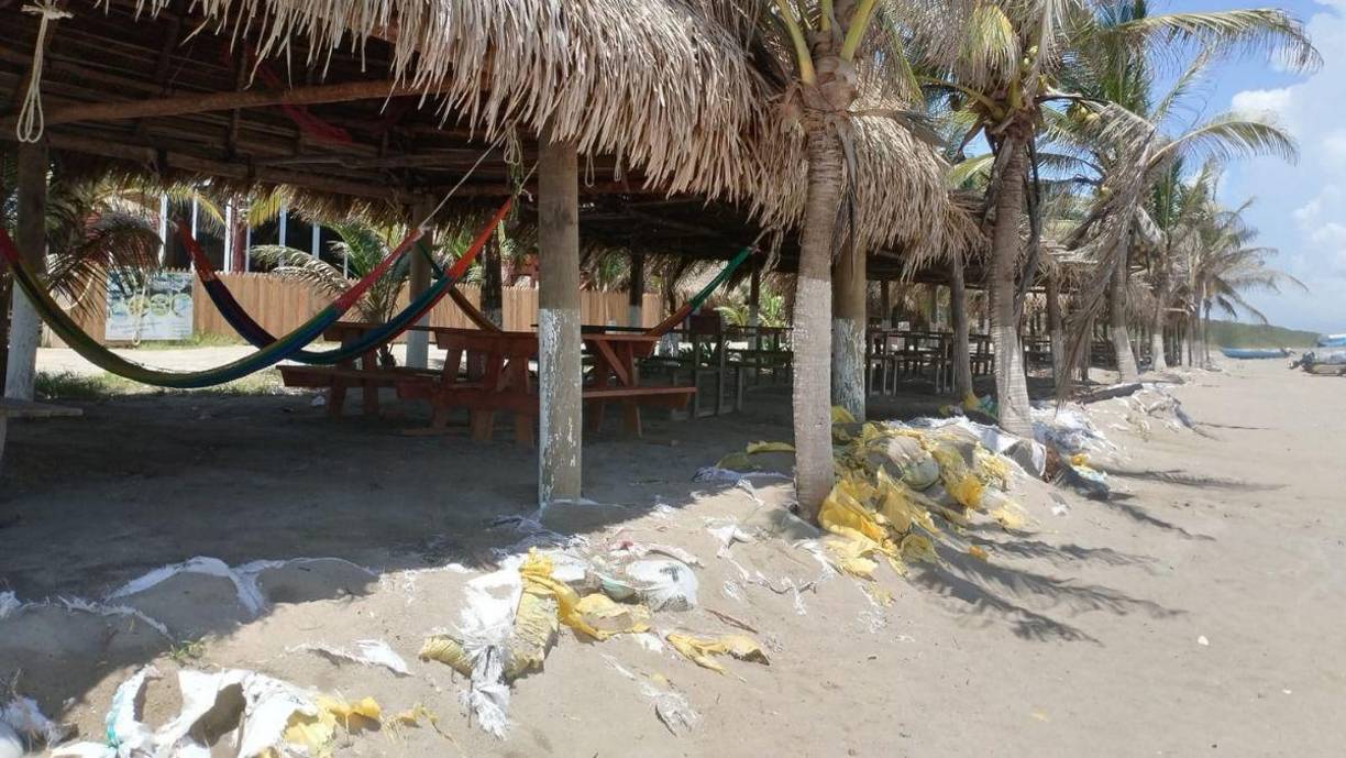 Esta es la foto más reciente enviada a LA PRENSA Premium desde la playa de Miami, Tela. Ya lo sacos, rasgados por oleaje, se ven menos. Ya no hay agua, no hay oleaje. Ahora se preparan para recibir a los turistas que pueden disfrutar de todo este lugar gracias a que el mar retrocedió.