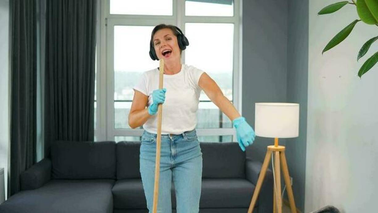 5. Cante: “El canto es pura emoción y nos libera de la mente racional”, especialmente cuando estamos enfrascados en buscar supuestos peligros y enfocados solo en los aspectos sombríos de la vida, de acuerdo a la autora. “En esos momentos, ¡desconecta la música de tu cabeza y enchúfate a una vivencia más elevada, a través del canto!” enfatiza.