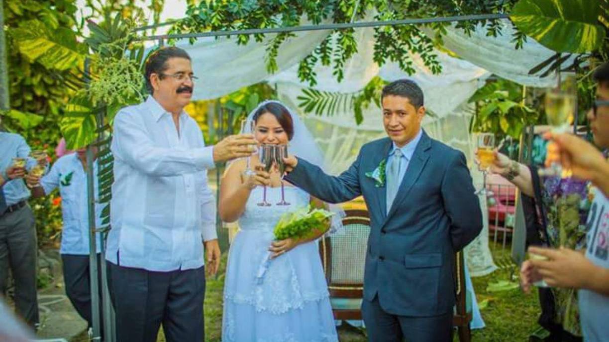En varias fotografías, se muestra muy cercana a la familia presidencial. En su boda, estuvo presente el exmandatario Manuel Zelaya Rosales, esposo de la presidenta Xiomara Castro. 