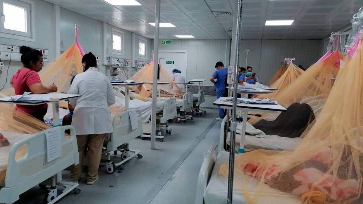 <b>Con más de 100 casos de dengue confirmados por cada semana y más de una treintena de pacientes hospitalizados, Copán se suma a los departamentos a nivel nacional que se encuentran bajo alarma por la alta incidencia de dengue. El hospital móvil sirve para atender a estos pacientes en la actualidad.</b>